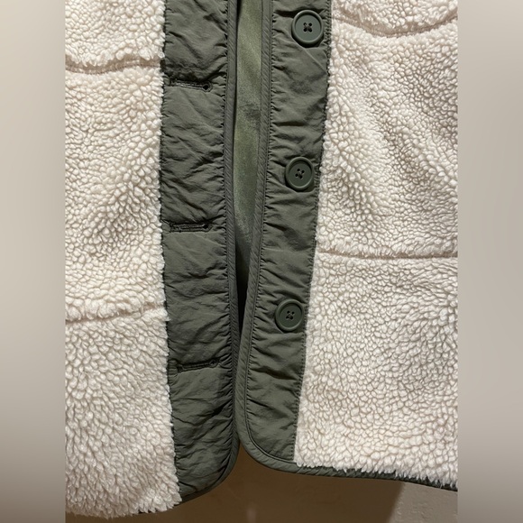 The GAP Kids Cozy Cream and Green Sherpa Jacket Size 12 Medium - Picture 5 of 9